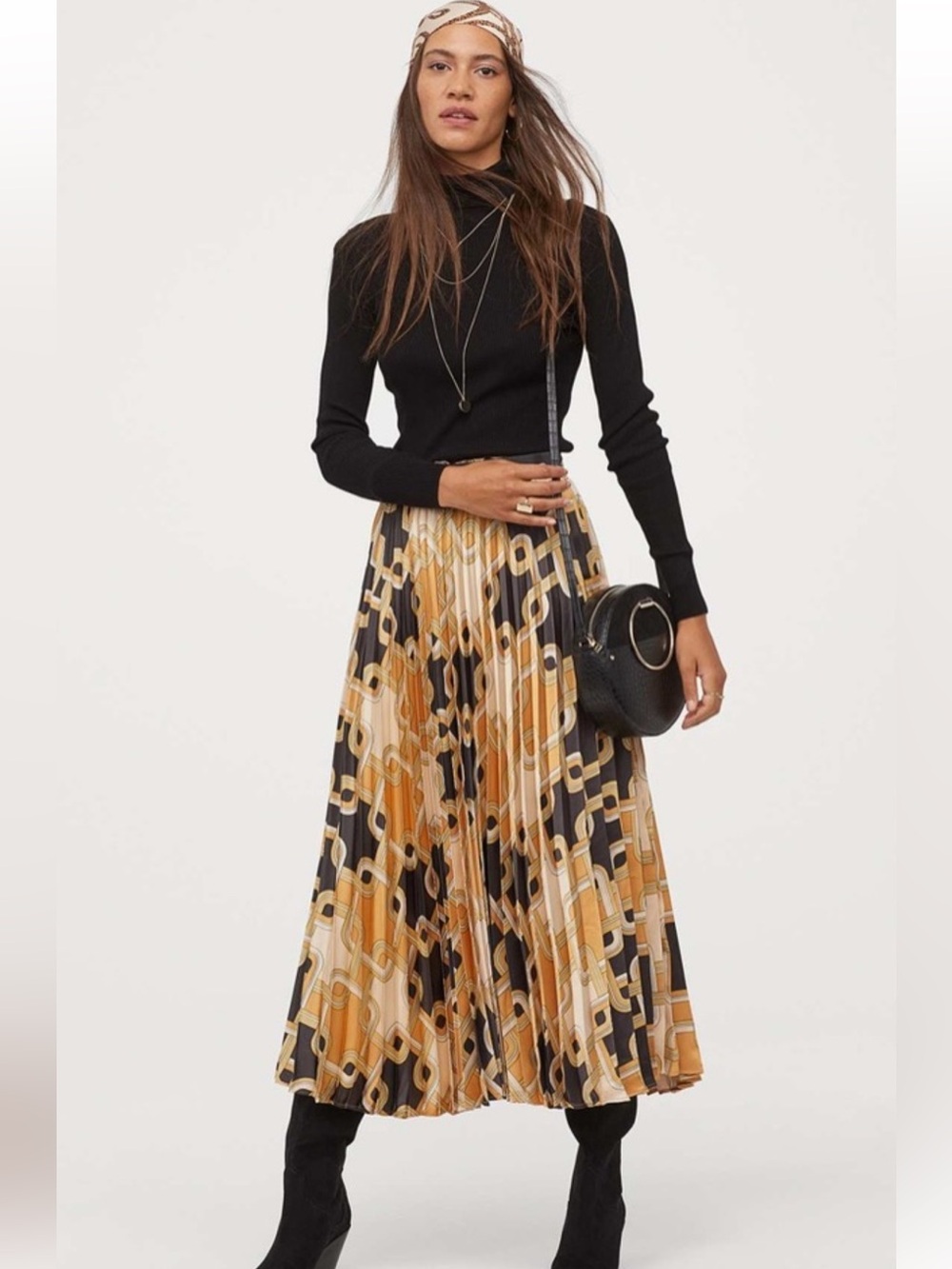 Richard Allen X H & M pleated skirt chain black and gold